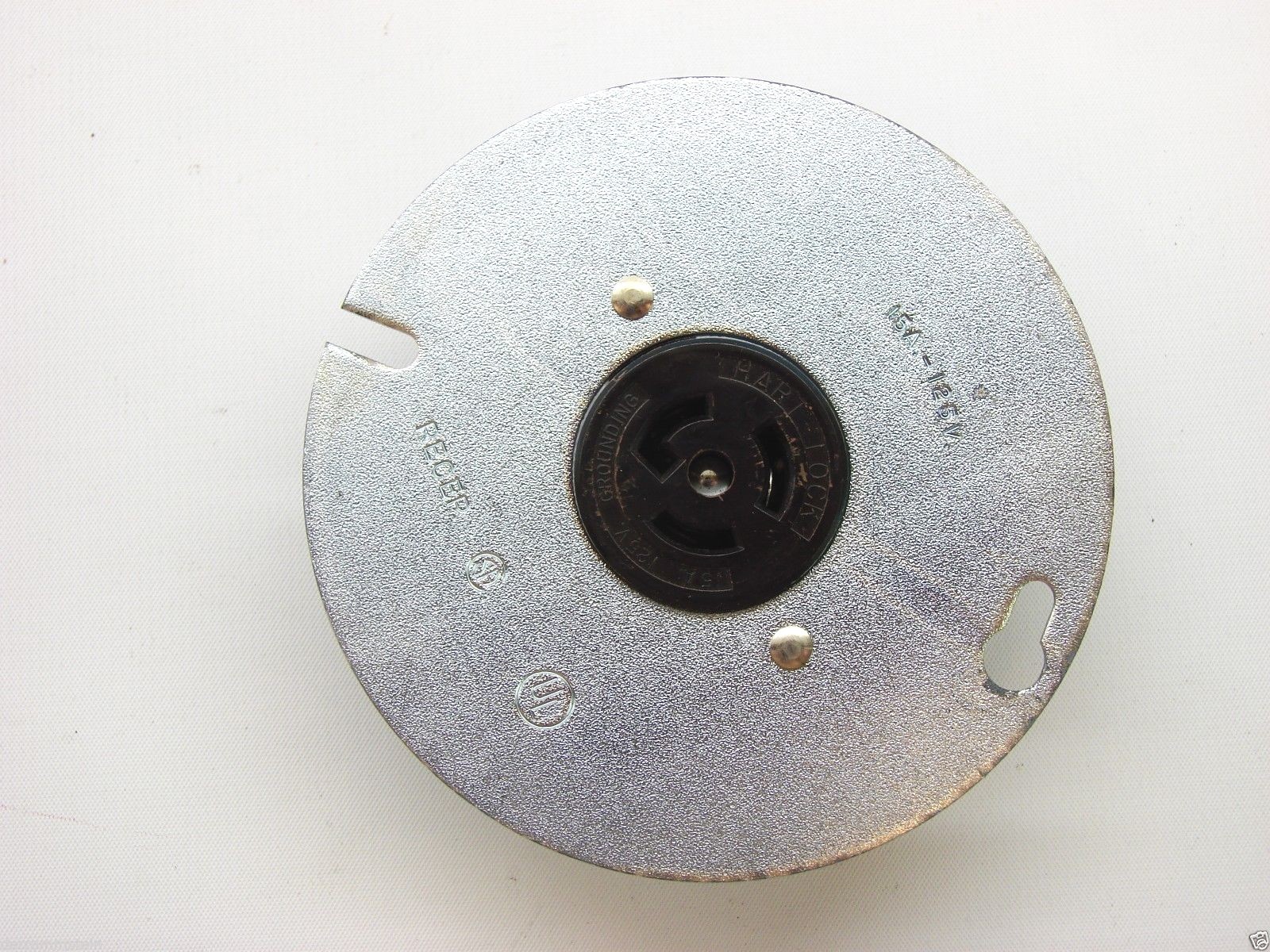 Box Of 5 Arrow Hart 4711 NEMA L5-15R Locking Outlet On 4″ Metal Round Cover b99