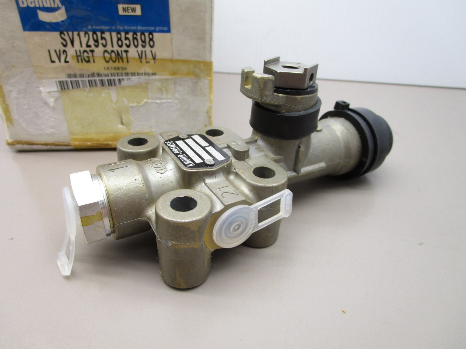 Bendix SV1295I85698 Air Ride Height Control Valve LV2 HGT 1/8″ Ports