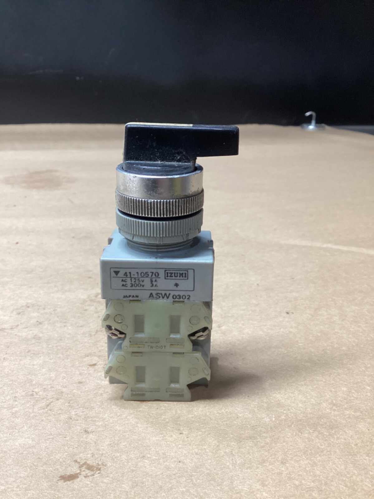 IDEC IZUMI SELECTOR SWITCH 41-10570 300V 3A W/ 2 POS CONTACT #110M13