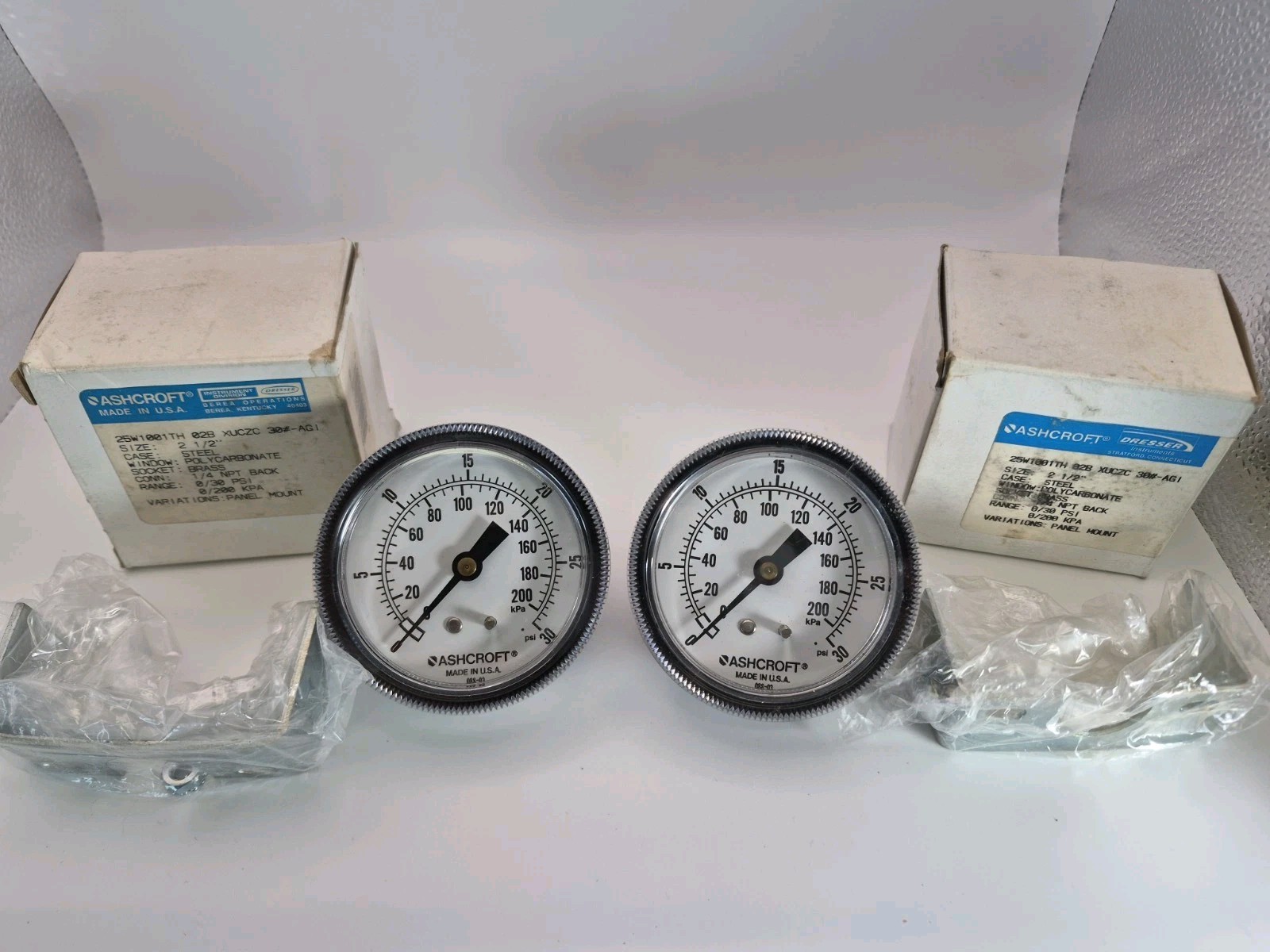 LOT OF 2 NEW ASHCROFT 2.5″ 30 PSI 1/4″NPT PRESSURE GAUGES 25W1001TH *USA 088-03