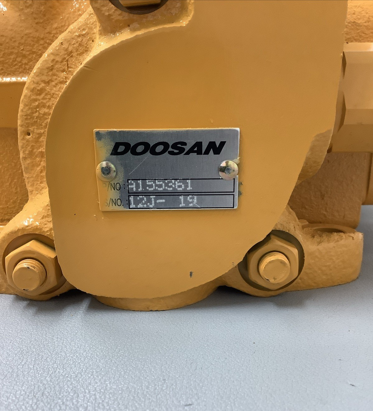Doosan A155361 3-Spool Hydraulic Control Valve Assembly (r31)