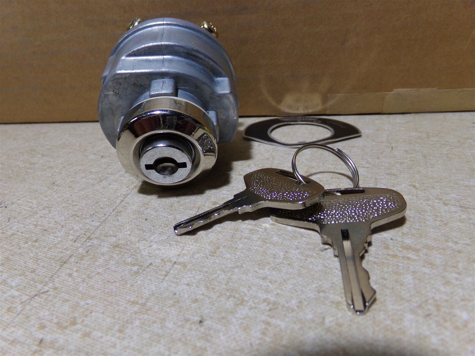 NEW Ignition Switch with 2 Keys and Trim bezel *FREE SHIPPING*