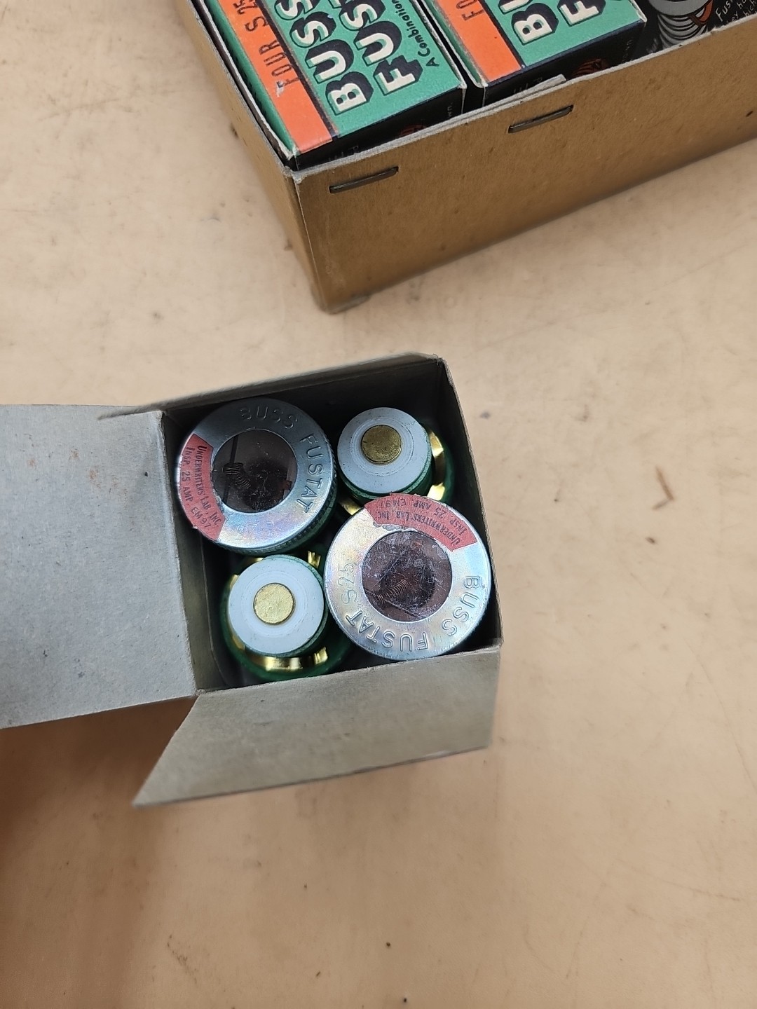 LOT 100 OF Buss Fustat S25 Screw In Fuses. 25 Amp