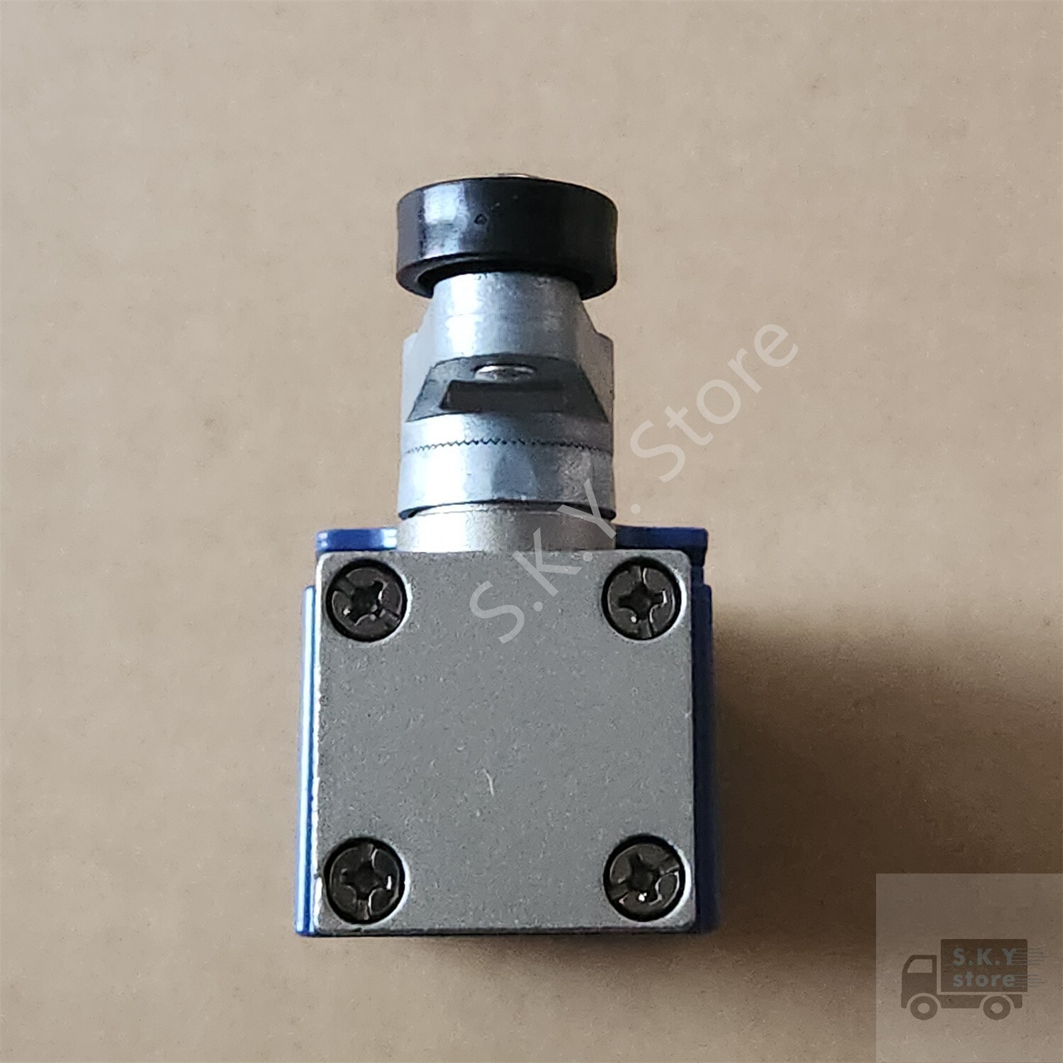 1 x New in Box XCK-J10511 / XCKJ10511 Telemecanique LIMIT SWITCH, Free shipping