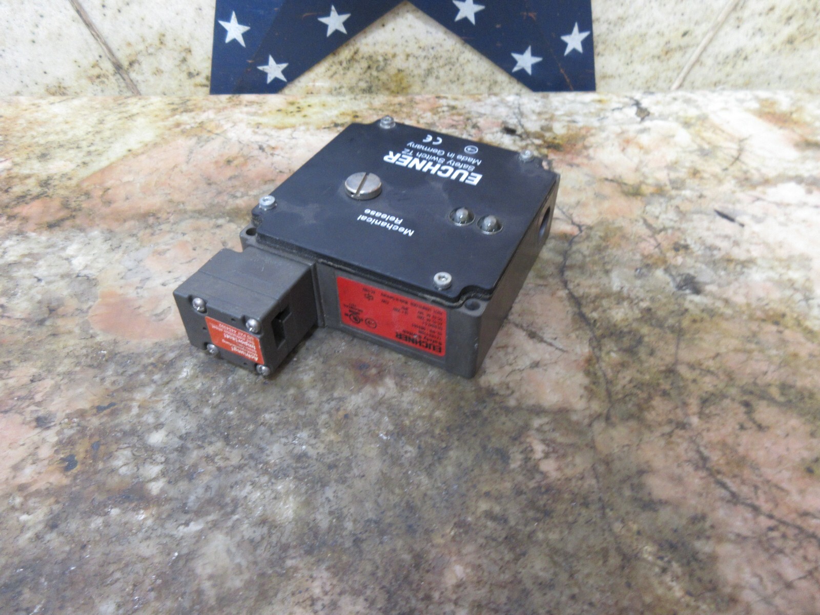 EUCHNER TZ1RE110M ID. NR. 083161 EN 60947-5-1 LIMIT INTERLOCK SWITCH