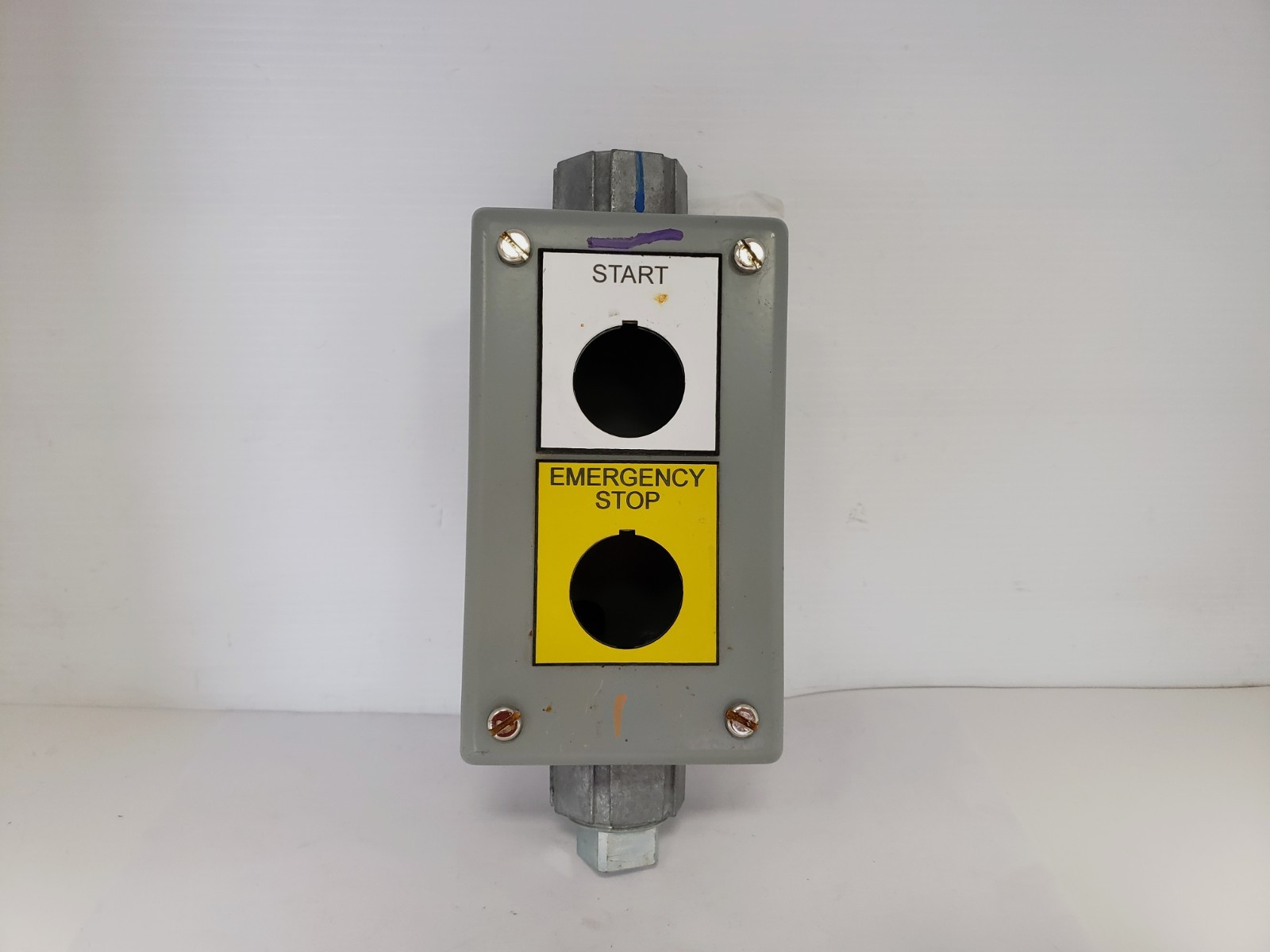 HOFFMAN E2PB CONTROL PUSHBUTTON SWITCH ENCLOSURE 2 HOLE 1.2″ HOLE DIA. STEEL