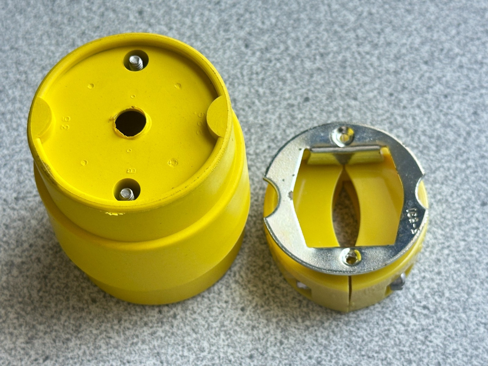 NEW WOODHEAD 2747 YELLOW NEOTEX RUBBER TURNEX CONNECTOR L5-20R 20A 125V Ground