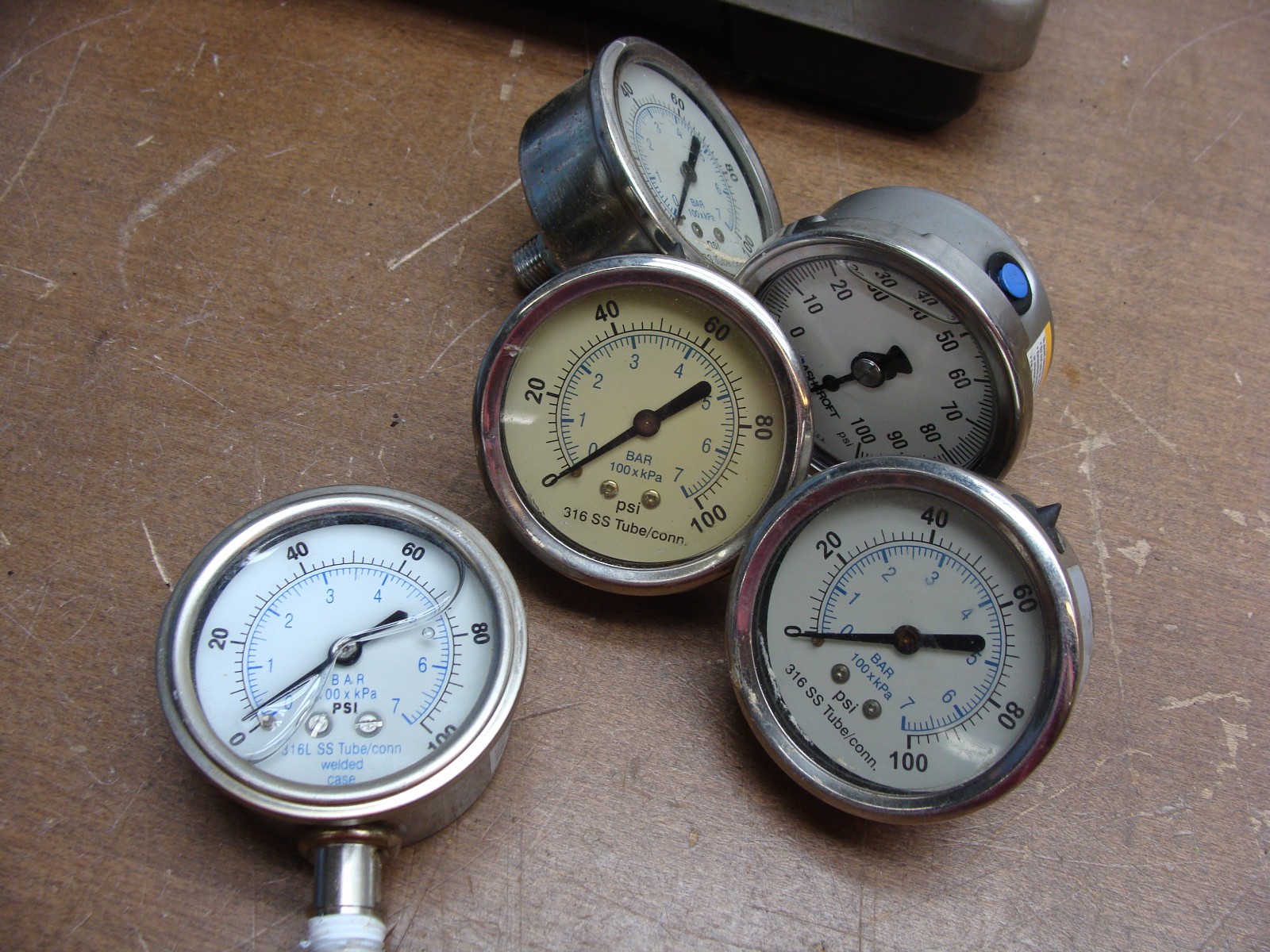 LOT OF 5 316 SS TUBE/CONN WELDED CASE 0-100 PSI 0-7 kPa LIQUID FILLED GAUGES
