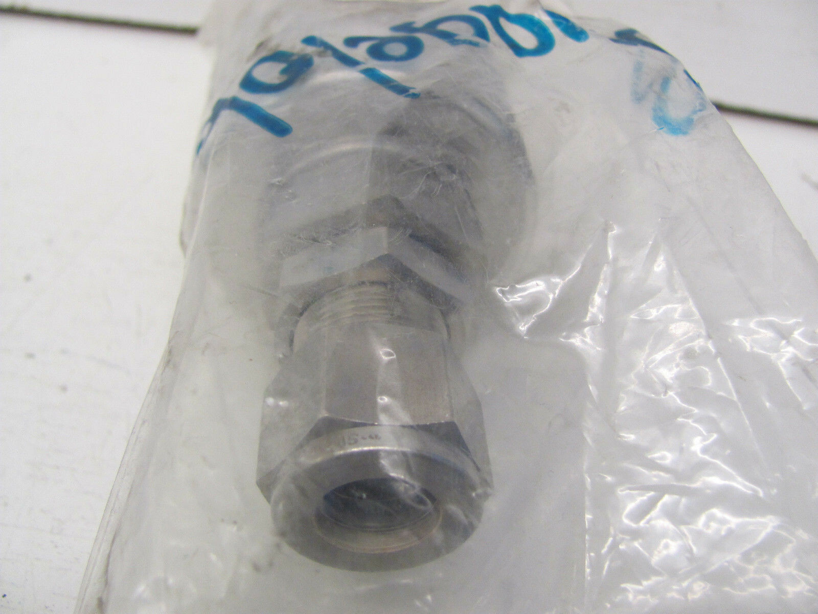 SWAGELOK STAINLESS STEEL QUICK CONNECT BULKHEAD SS-QTM8A-B1-810