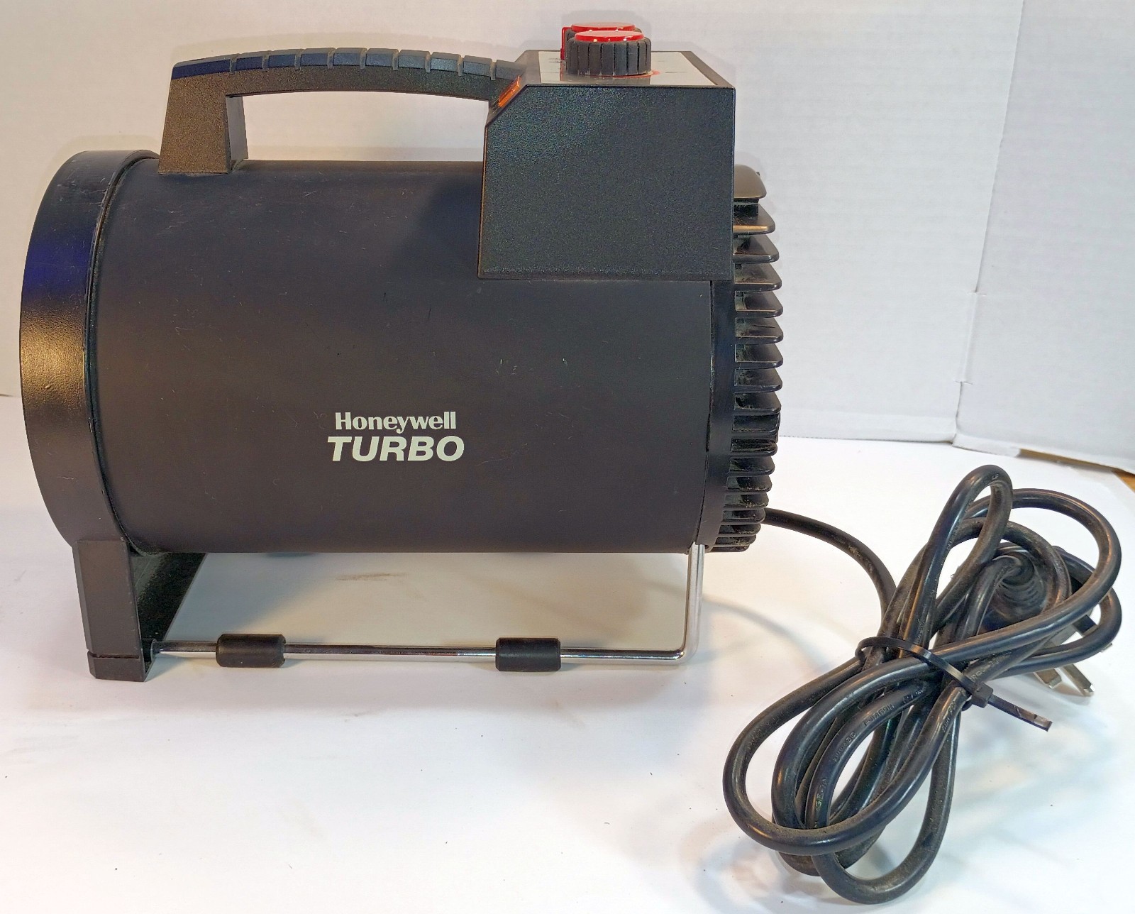 1 NEW HONEYWELL CZ-502E 2000W PORTABLE ELECTRIC FAN HEATER NIB ***MAKE OFFER***