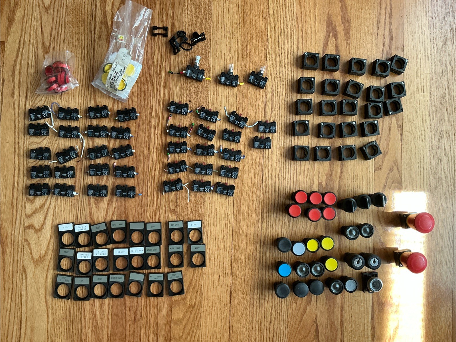 Lot Siemens 3SB3400-0C / 3SB3400-0B 22MM Buttons Switches Key switch E Stop