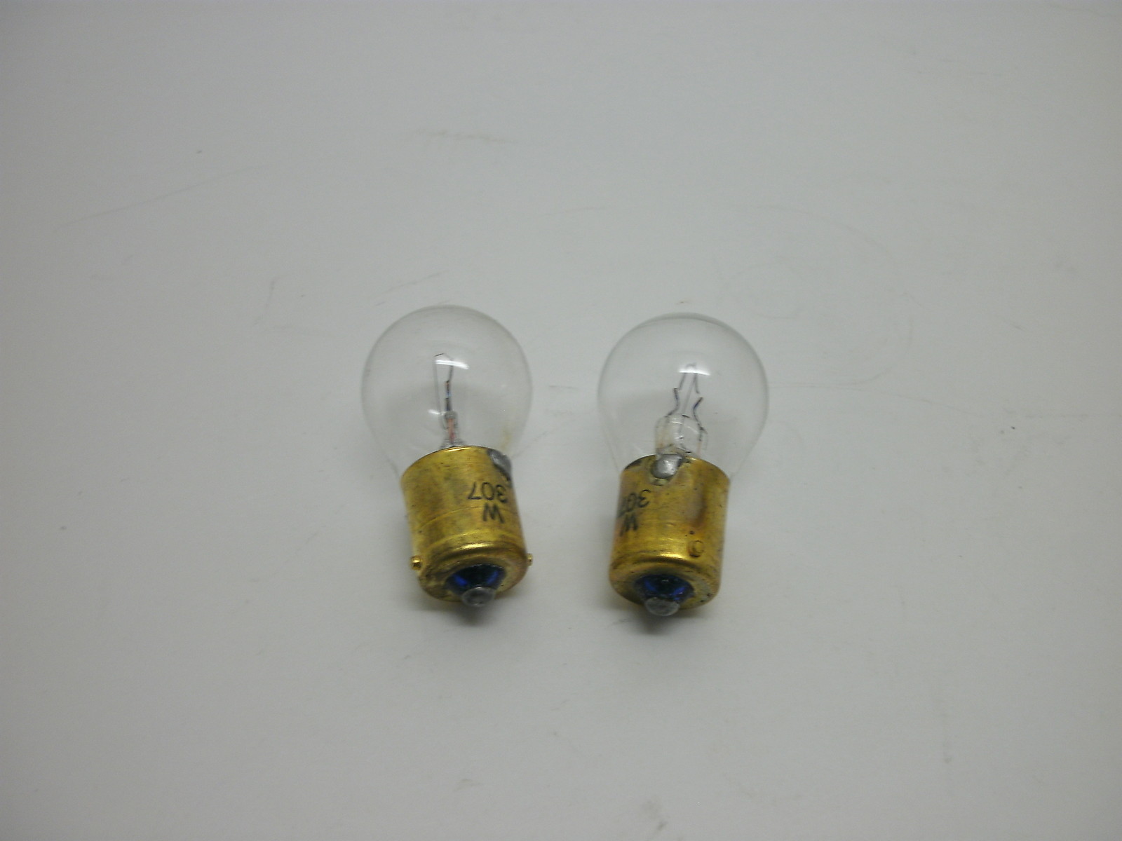 CHICAGO MINIATURE 307 BULB LAMP 28V S.C. BAYONET S-8 (LOT OF 2) NNB