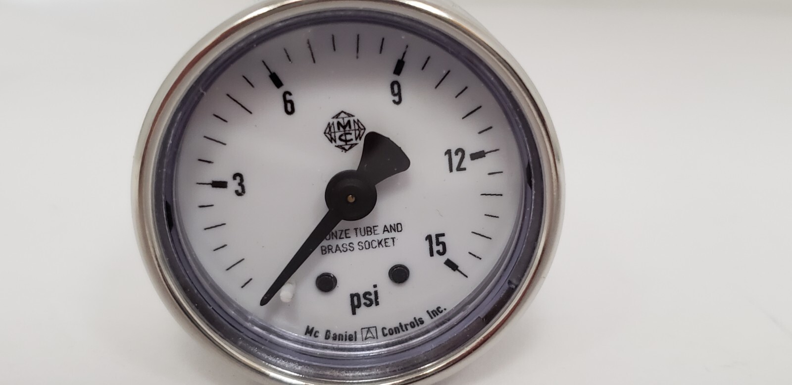 McDANIEL CONTROLS R7AL PRESSURE GAUGE, 0-15 PSI, 1/8″ NPT BRASS, NIB