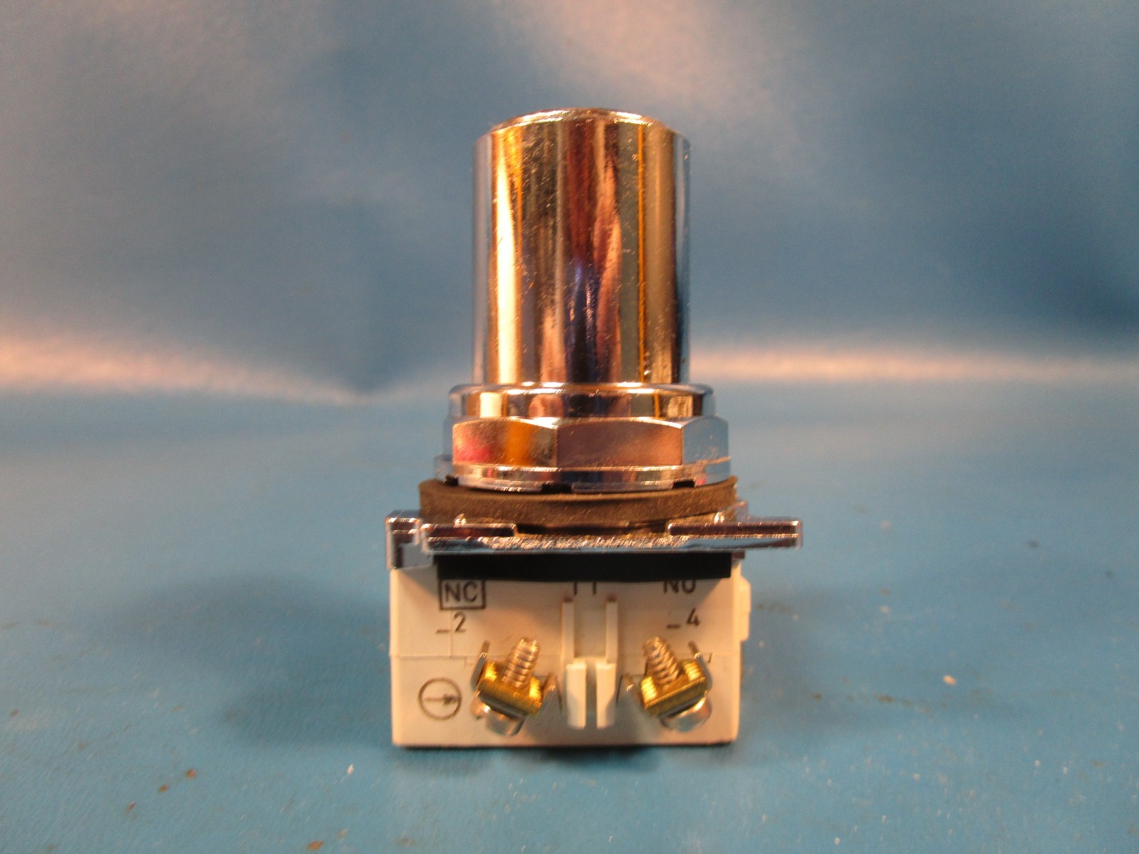 Cutler Hammer 10250T15712-1, Selector Switch, Key Operator, 2 Position