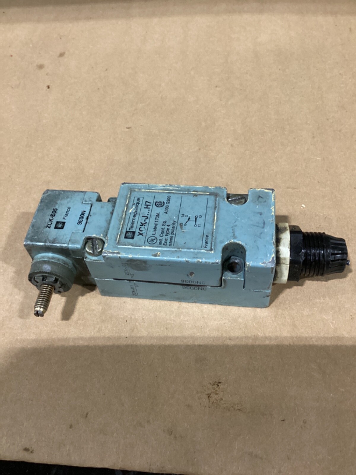 TELEMECANIQUE XCK-J…H7 LIMIT SWITCH ASSEMBLY with ZCK-E05 #102F107