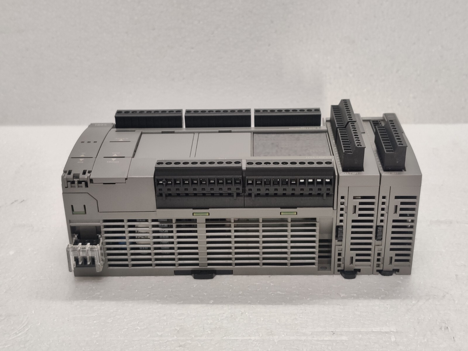 Idec MicroSmart FC6A-C40P1CE Programmable Controller With FC6A-T16P1 And FC6A-J8