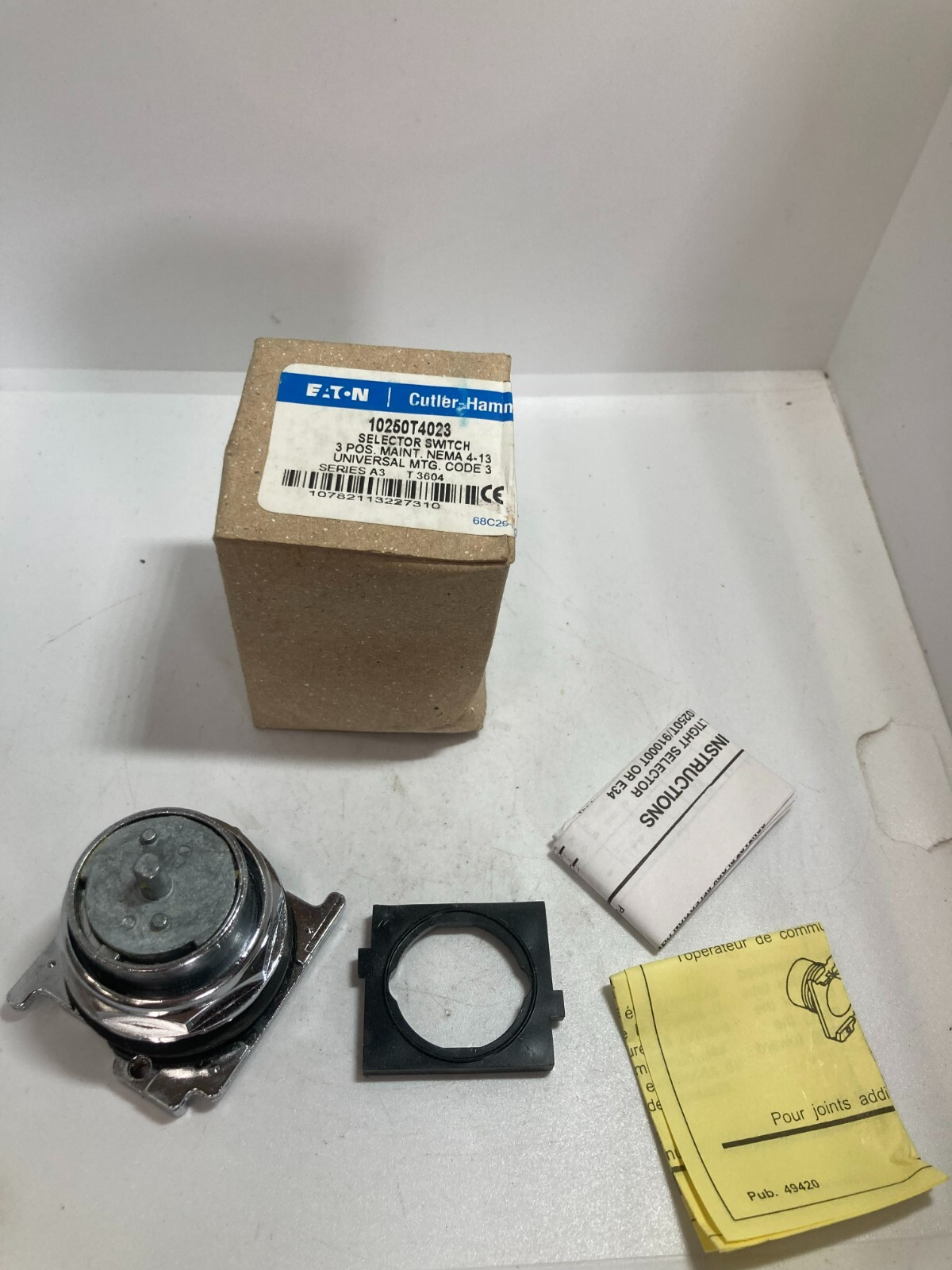 CUTLER HAMMER 10250T4023 SELECTOR SWITCH 3 POS MAIN UNIVERSAL MTG SER A3 NIB
