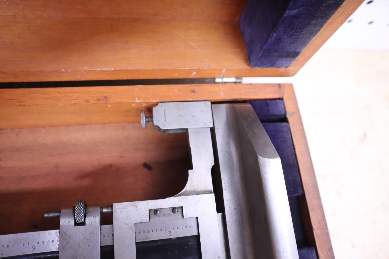 Nice Used Vintage Brown & Sharpe 585 Height Gage W/ Wooden Case 0-11″ Tools Weld