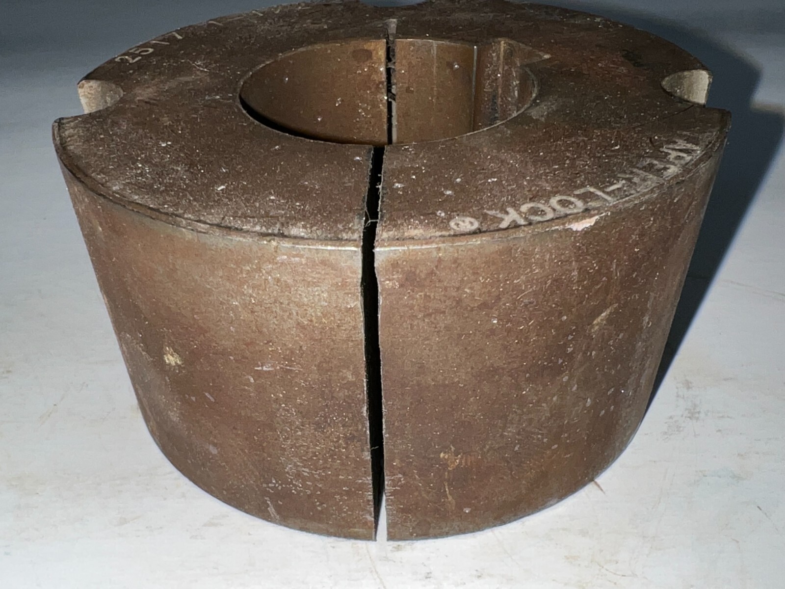 SPLIT TAPER-LOCK BUSHING 2517 SERIES 1-1/2″ BORE 3/8″ X 3/16″ KEYWAY 3-3/8″ OD