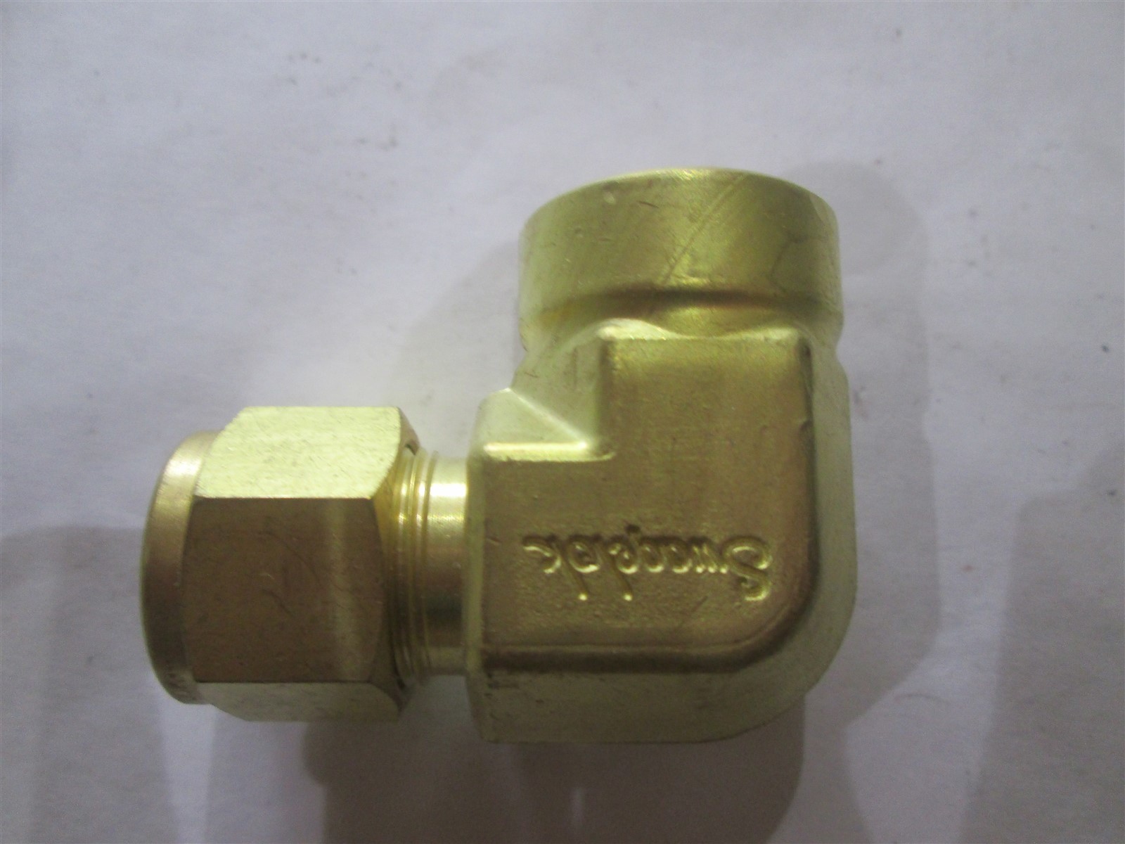 Swagelok Brass 1/2″ Tube OD X 1/2″ Female NTP 90 Elbow B-810-8-8
