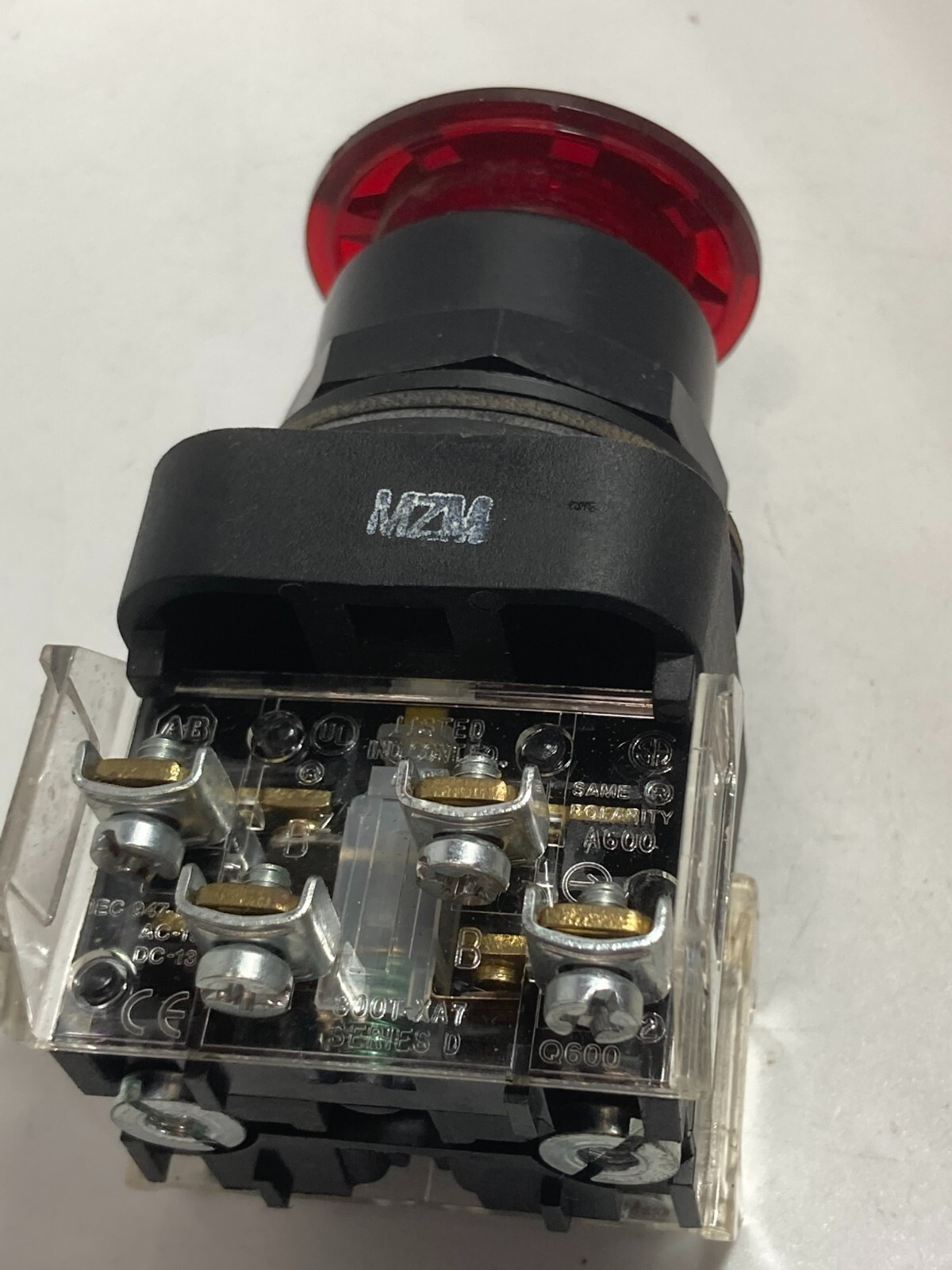 ALLEN BRADLEY 800H-FRXNQ24RA7 PUSHBUTTON ILL RED 3 POS PUSH-PULL 1NCLB/1NC SE F