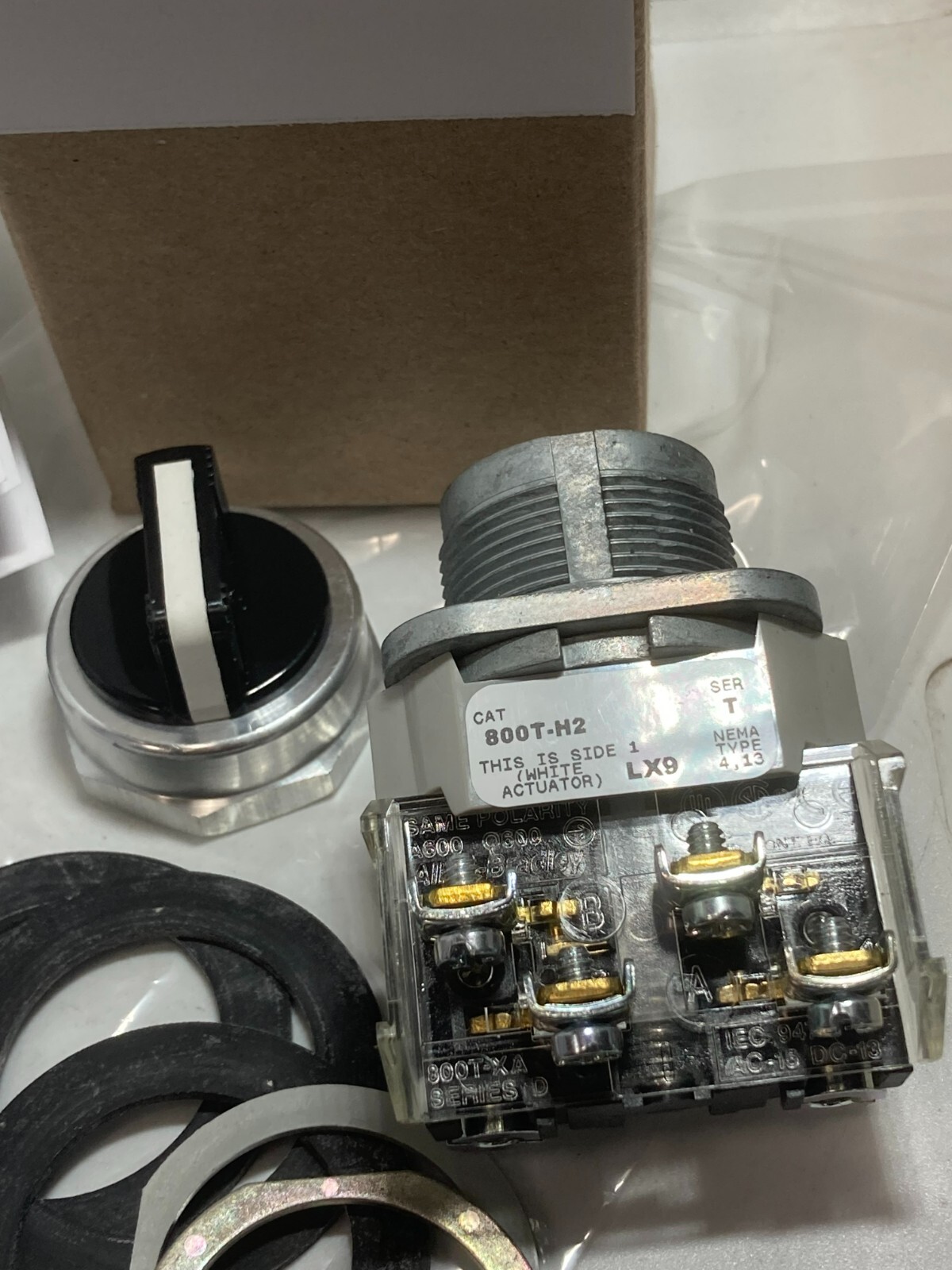 ALLEN BRADLEY 800T-H2A SELECTOR SWITCH 2-POSITION MAINTAINED 1NO/1NC SER T NIB