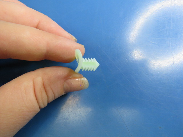 Yazaki 7047-9606 Qty of 200 per Lot CLIP BRACKET