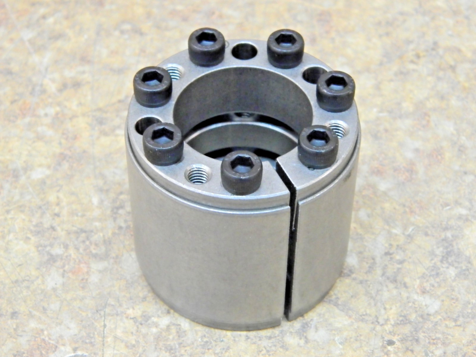 FENNER B-LOC B122106 1-3/8″ I.D. X 2.360″ O.D. KEYLESS BUSHING