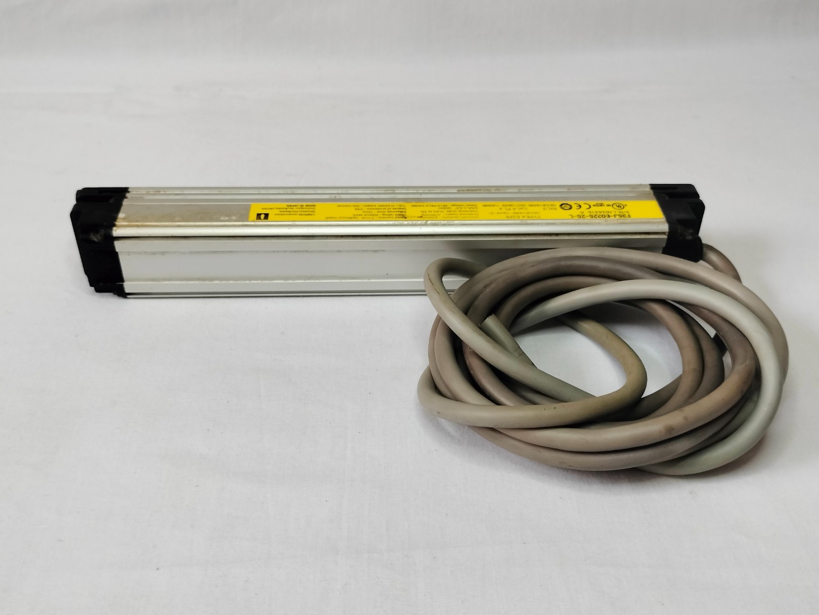 Omron F3SJ-E0225-25-L F3SJE022525L Emitter Safety Light Curtain Made in Japan