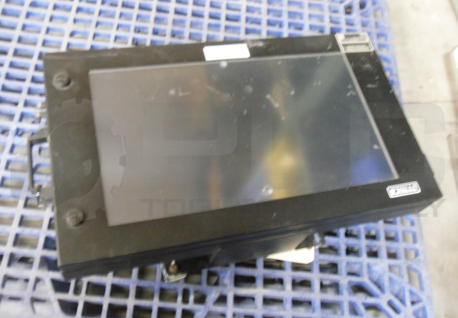 DYNICS MCMXD-SHOWME24-AC-A-VTG INDUSTRIAL SCREEN 24″ EWV24PTAIYD7E76BEBX2B