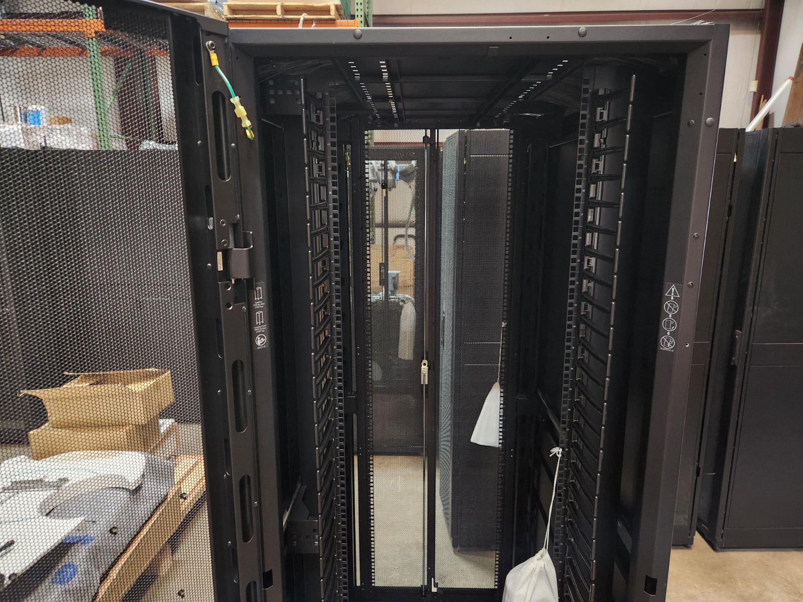APC Schneider AR3340 NetShelter SX 42U 750mm x 1200mm Server Rack Enclosure