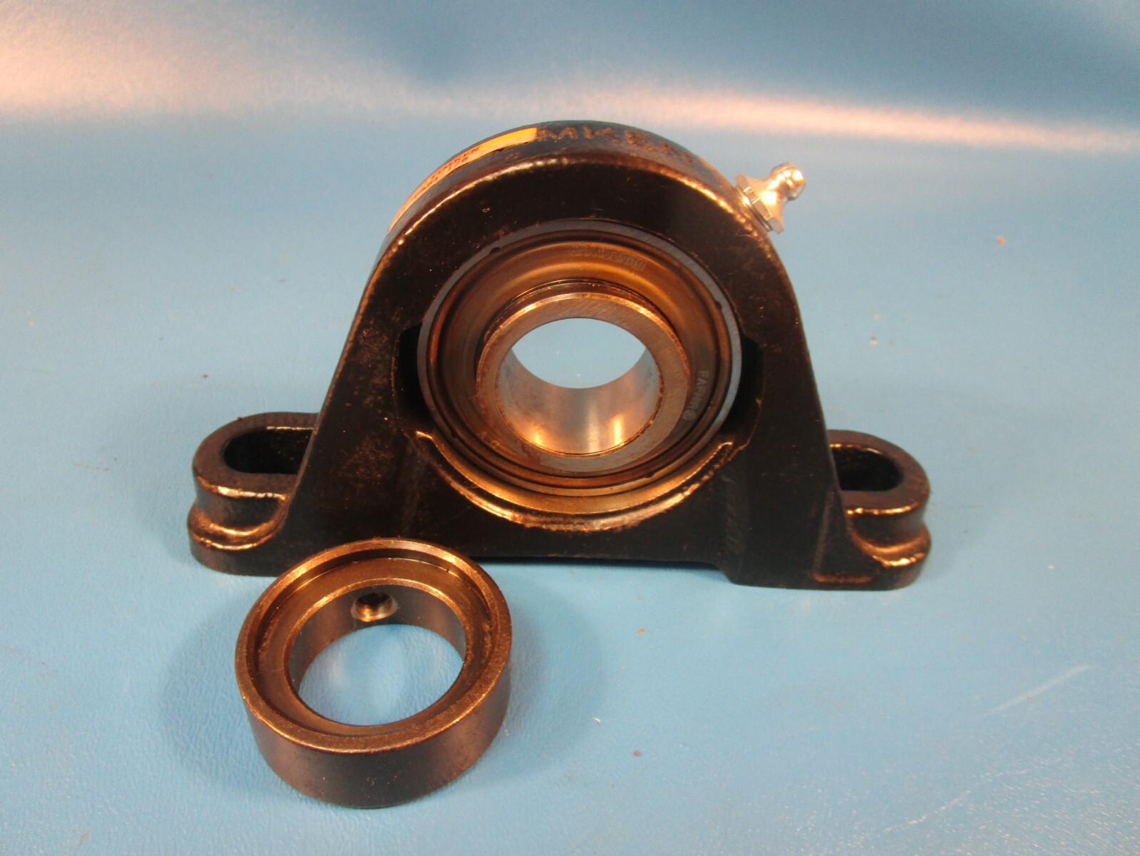 TIMKEN VAS 1 1/8″ Fafnir Pillow Block Mounted Bearing, 2 Bolt, Eccentric Locking