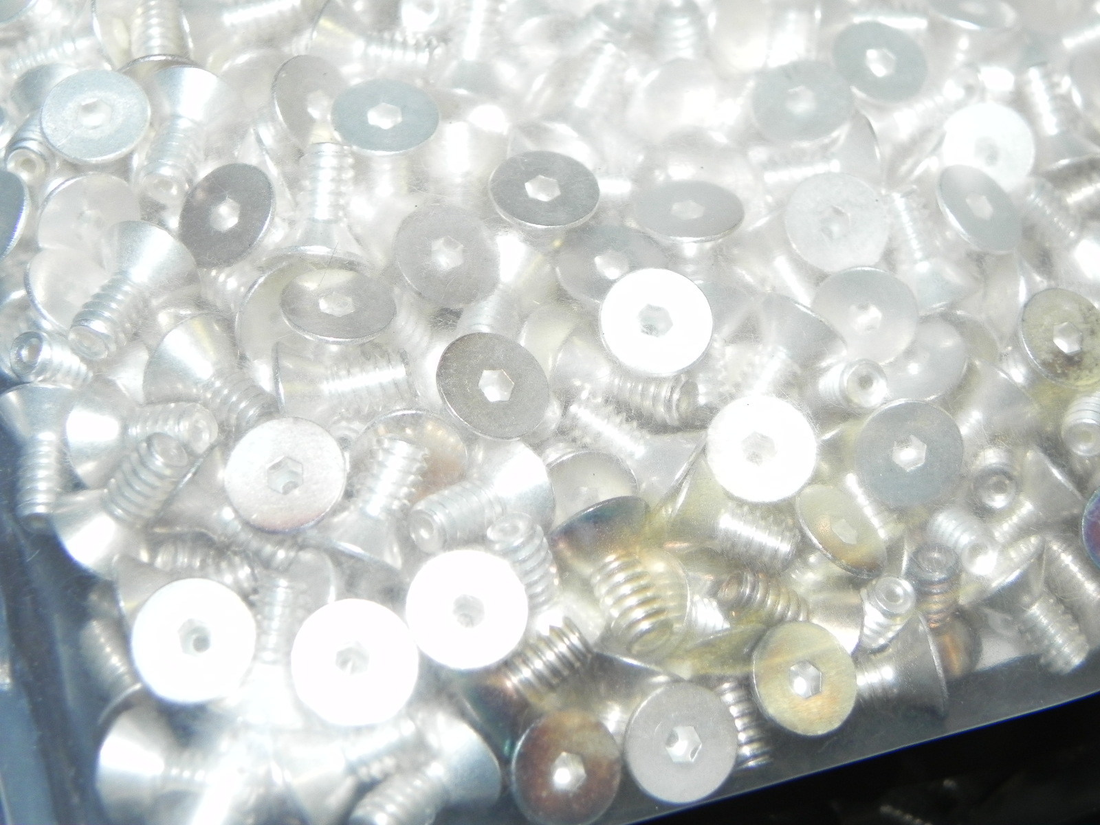 BAG OF 1000 VENTED SILVER PLATED SCREWS 6-32X5/16″ HEX HEAD FA-605-A REDIVAC
