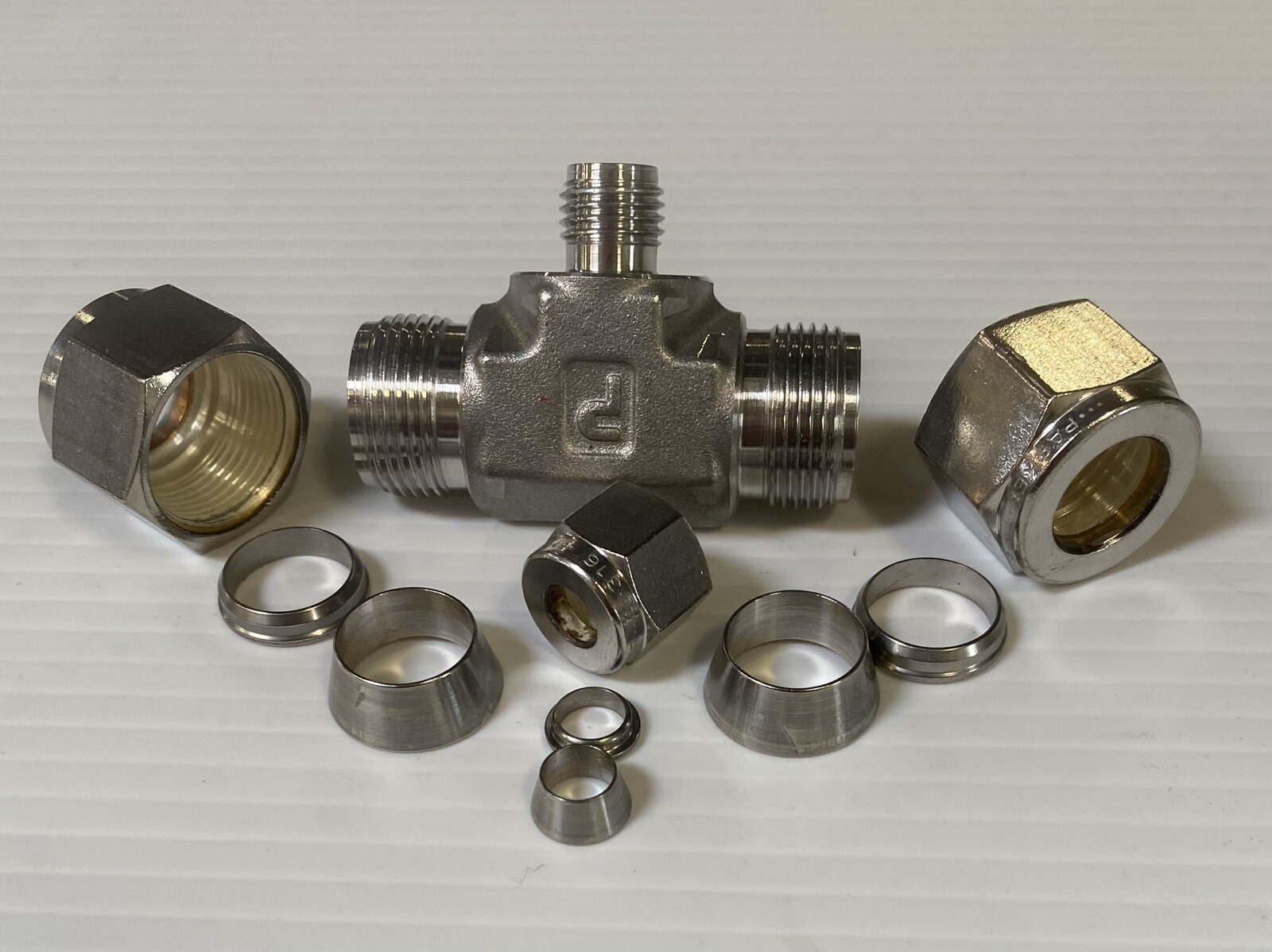 PARKER Union Tee 3/4”X 3/4″ X 1/2″, 12-12-8 JLZ-316 (reference # SS-1210-3-12-8)