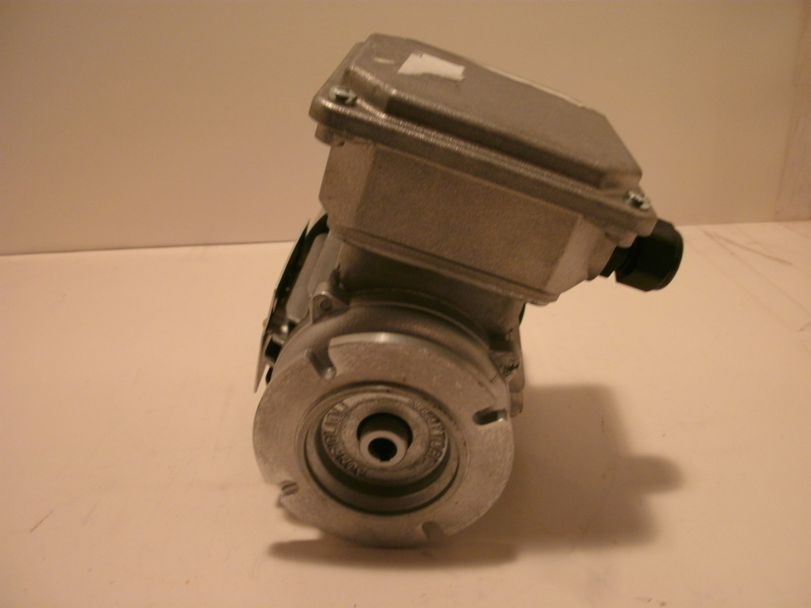 NERIMOTORI T50B4 STANDARD MOTOR 1480 RPM V/Y 230/400 0.08 HP 0.06 KW NEW NO BOX