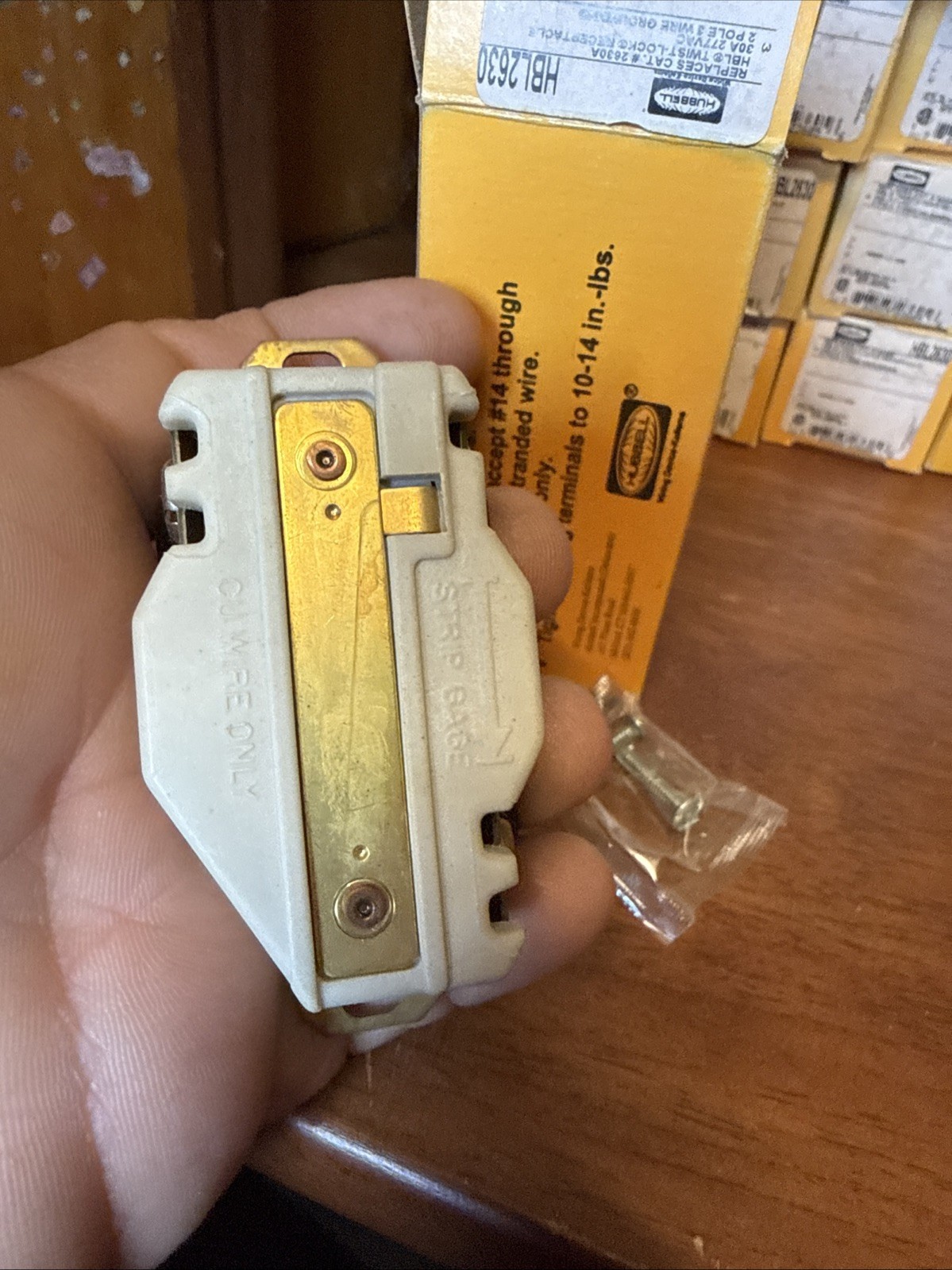NEW HUBBELL HBL2630 TWIST-LOCK RECEPTACLE 277V 30A 3W GROUNDING NEMA L7-30R