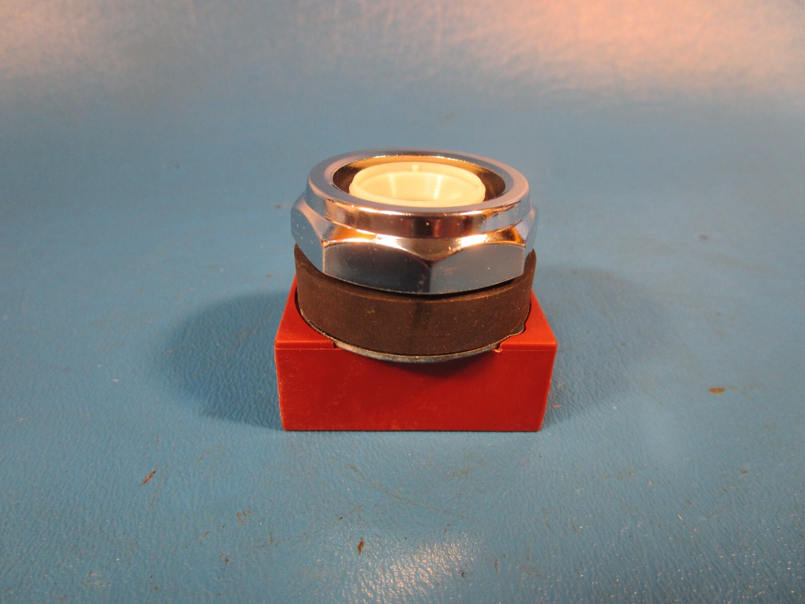 SIEMENS 3SB03-P, 30MM PUSHBUTTON, OPERATOR ONLY