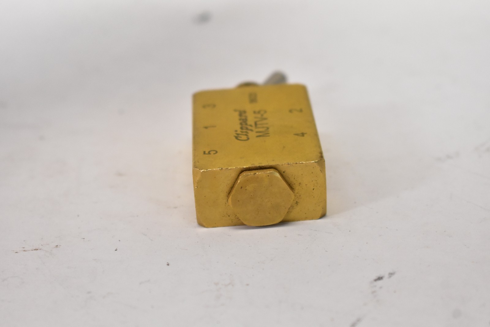 Clippard MTV-5 4-Way Toggle Valve Steel Toggle 1/8″ NPT 10.5 SCFM Scuffed/READ