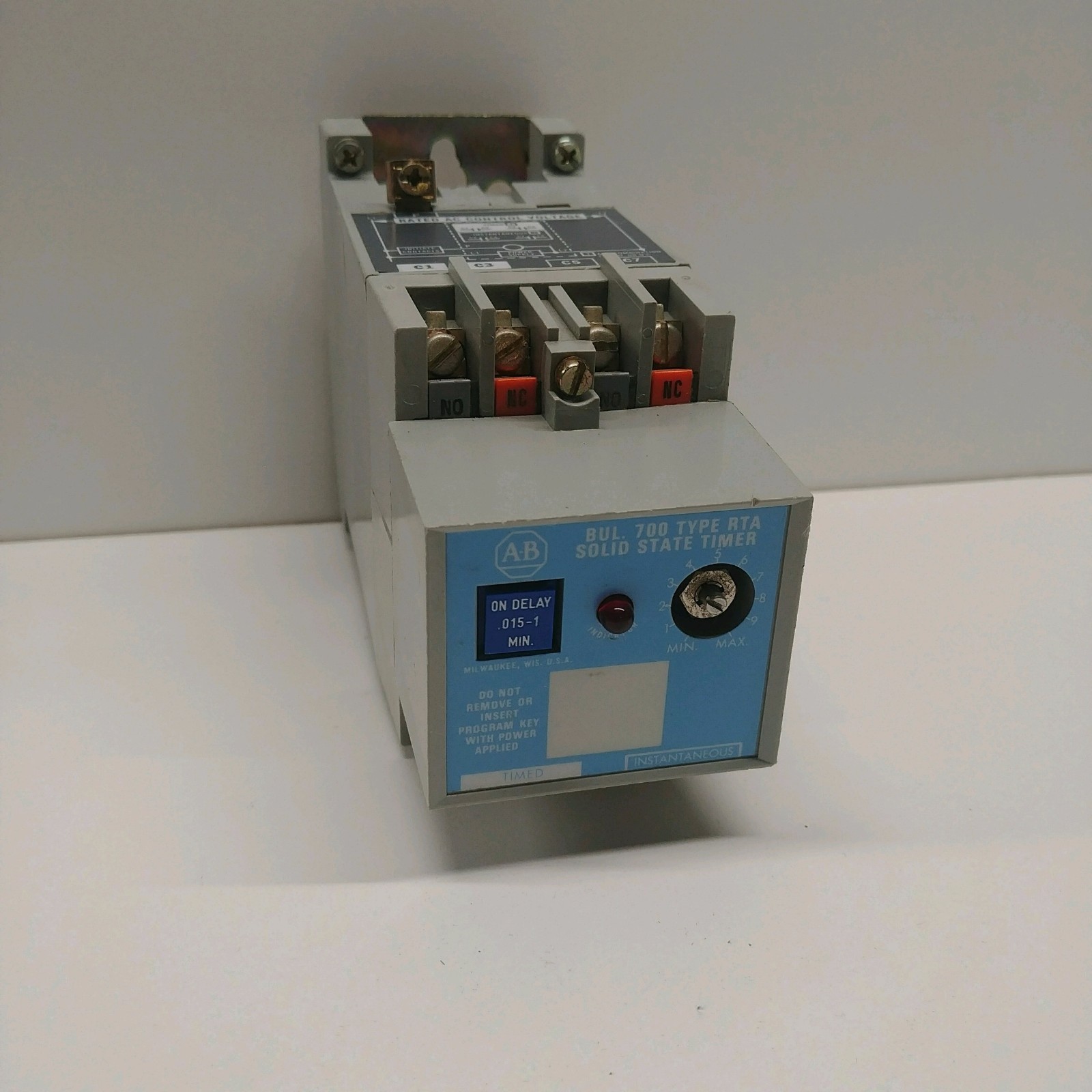 GOOD USED! ALLEN-BRADLEY .15-64 MIN SOLID STATE TIME DELAY RELAY 700-RTA00V000A1