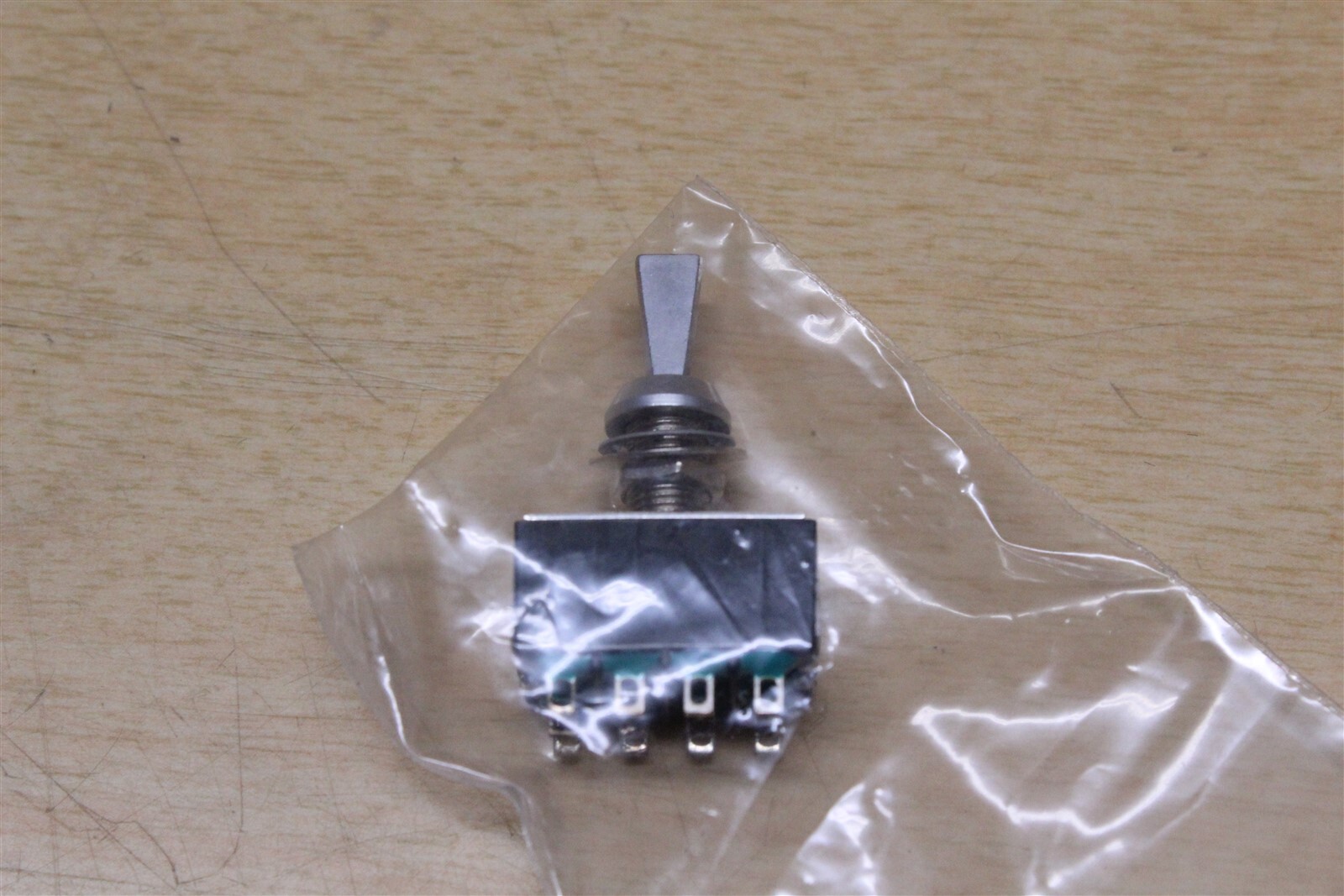 NEW Electroswitch Toggle Switches A435P32Y5ZQ *FREE SHIPPING*