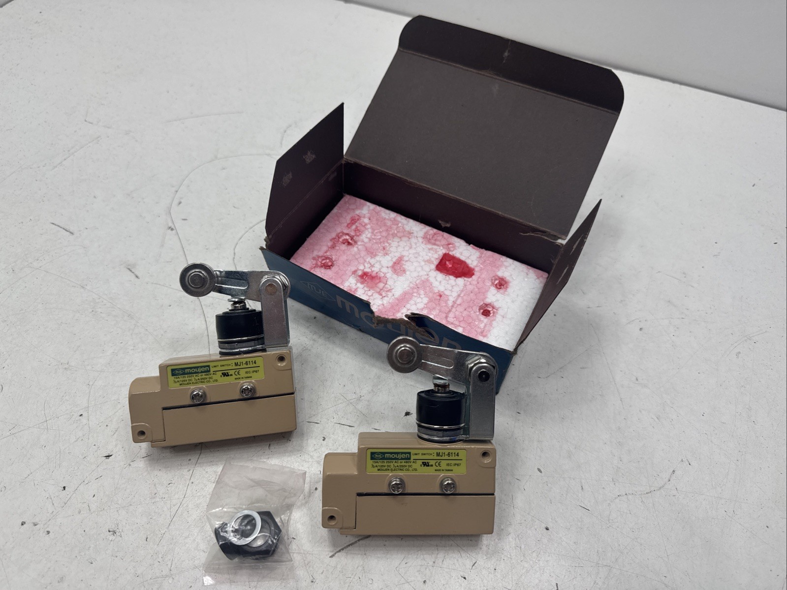 (Qty.2) Moujen MJ1-6114 Precision Oil-Tight Enclosed Limit Switches 15A 250V AC