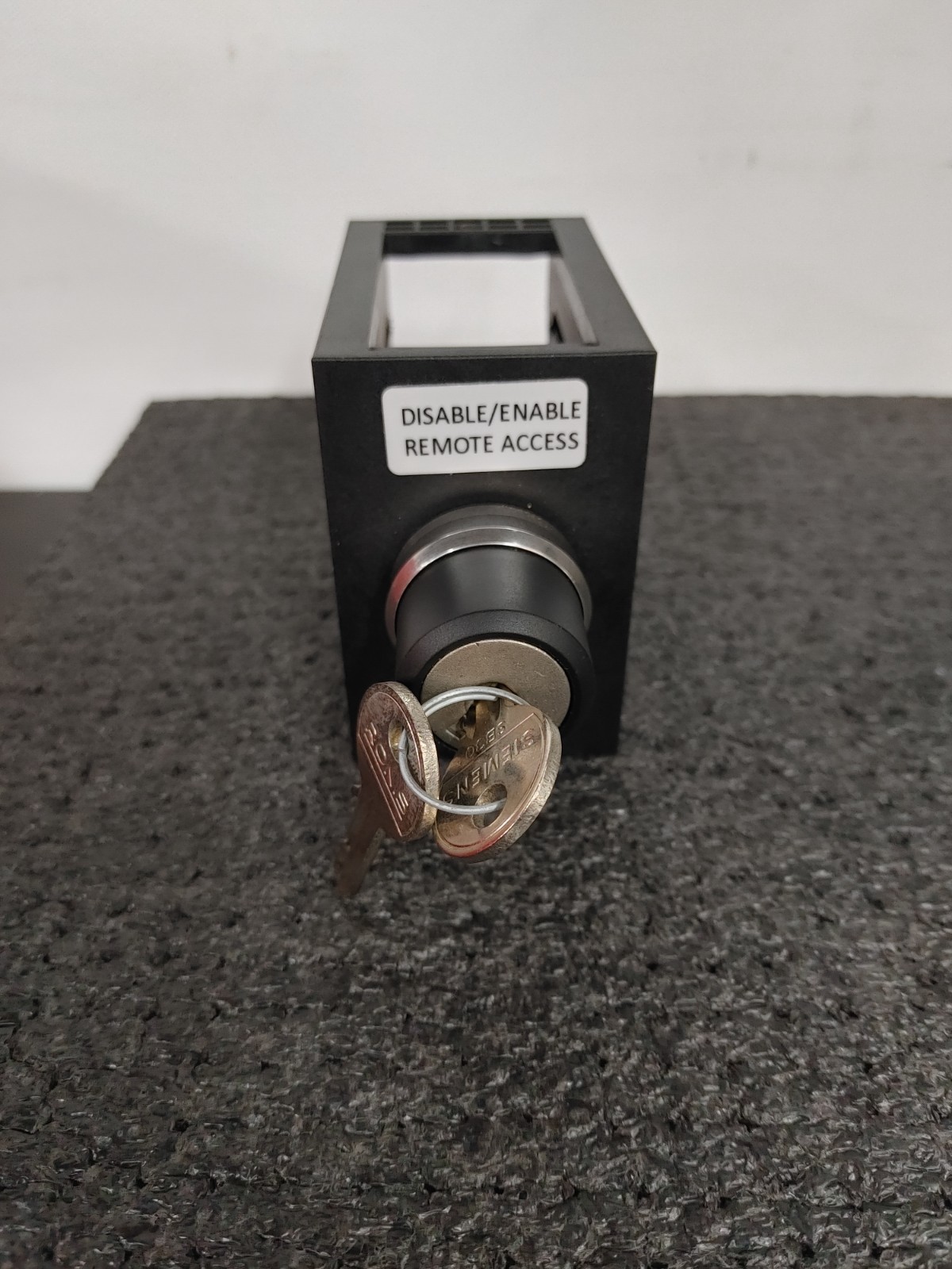 SIEMENS Key On Off Switch with 3SU1400-1AA10-1BA0 Contact Module