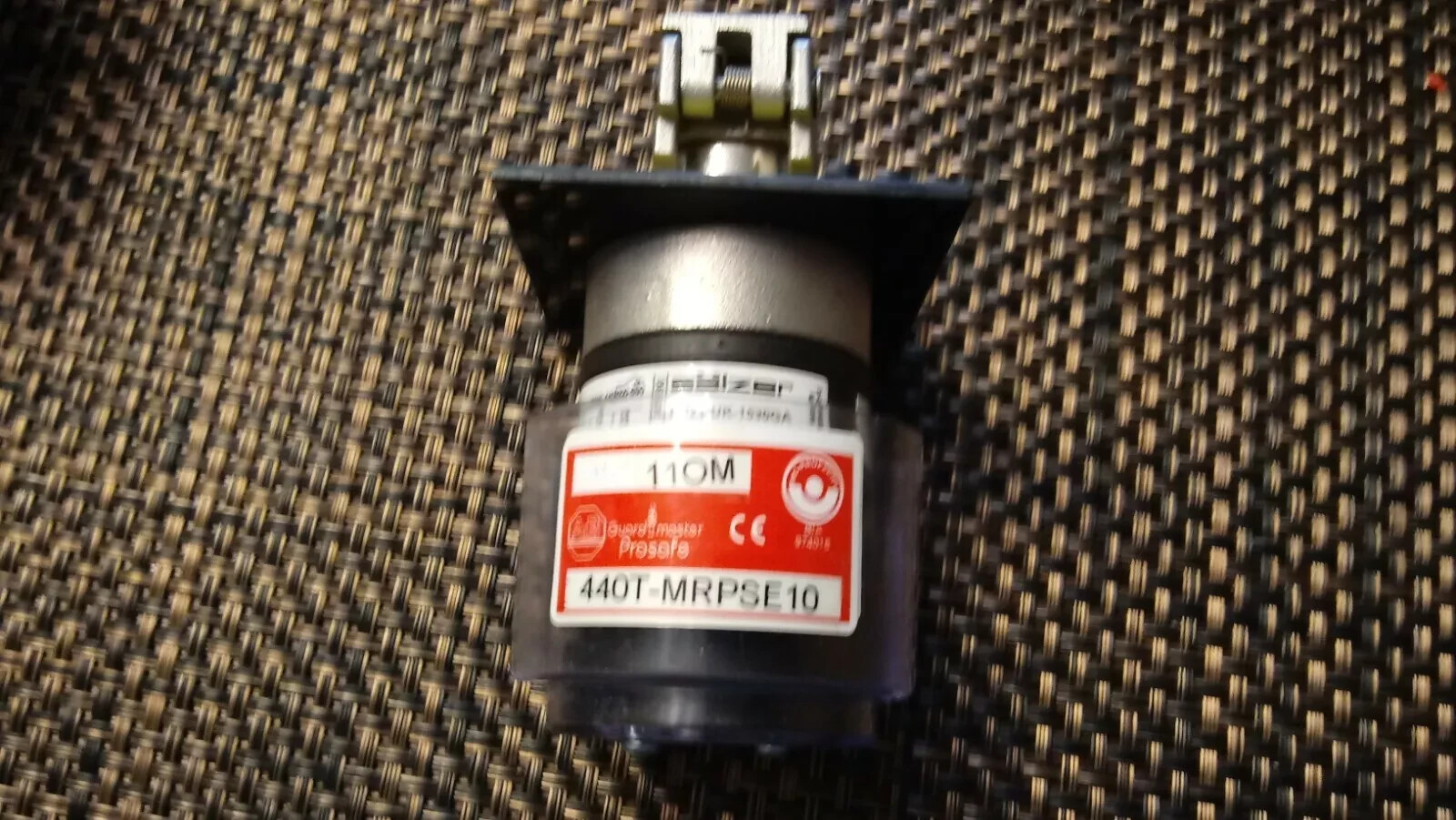 New Allen Bradley 440T-MRPSE10 “M” Guardmaster Trapped Key Interlock 11OM