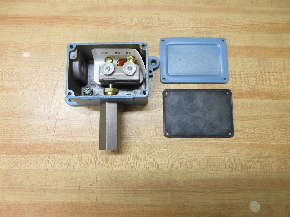 United Electric Controls Co J6-274-1070 UE Pressure Switch J6-274