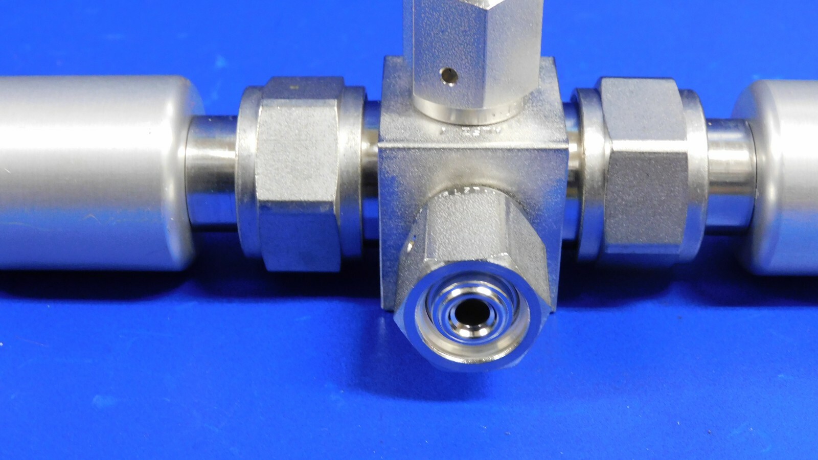 Swagelok 6L-M1D-222P-11 High Purity 2- Bellows Air Vavle 3-port Manifold 1/4″