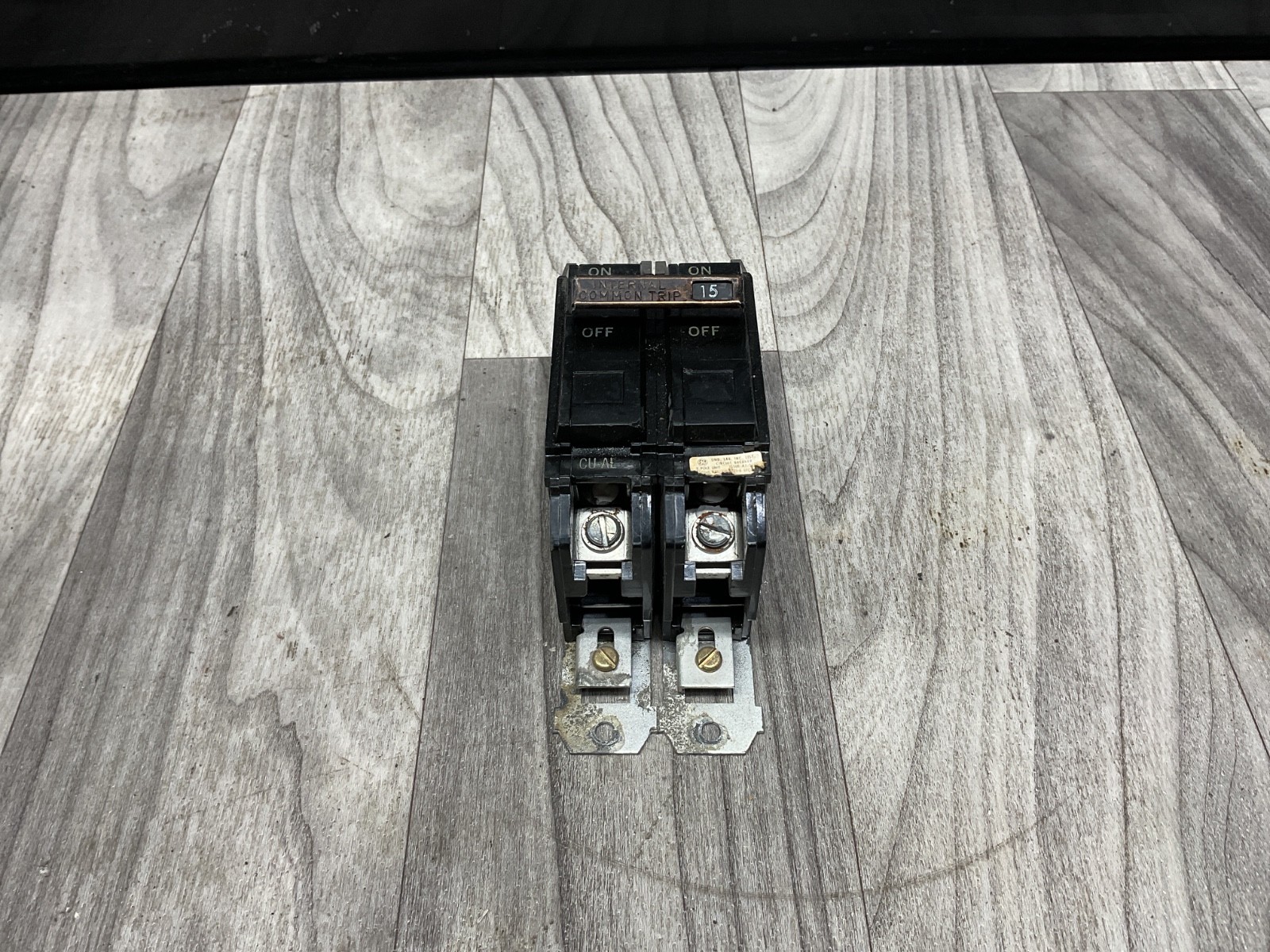 GENERAL ELECTRIC GE TQC2115 CIRCUIT BREAKER 15A 2-POLE 120/240V 15 AMP #03D19PR5
