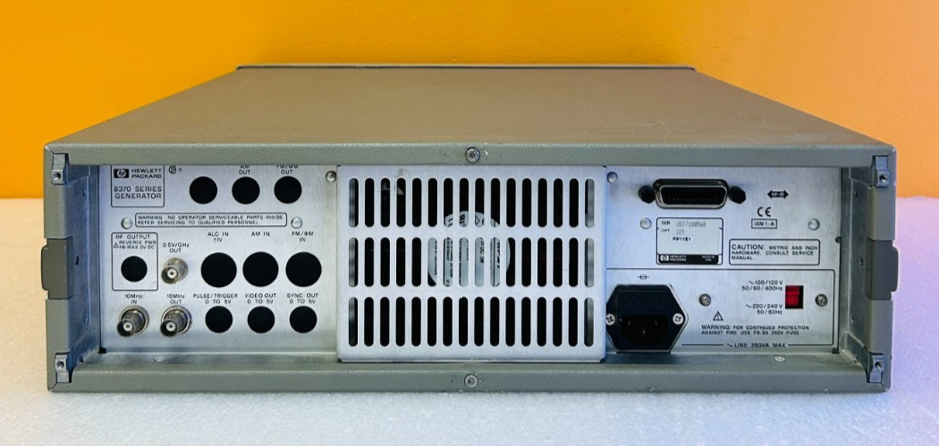 HP Agilent 83712B-1E5 10 MHz-20 GHz, 1 kHz, CW Generator***For Parts / Repair***