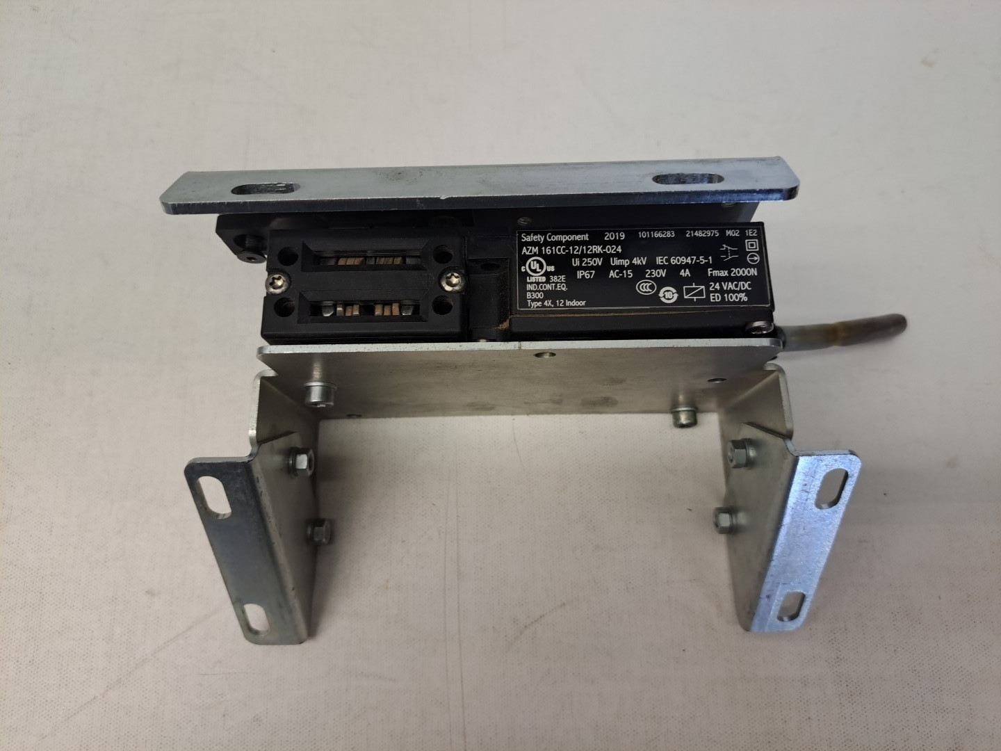 Schmersal AZM 161CC-12/12RK-024 solenoid interlock switch USED