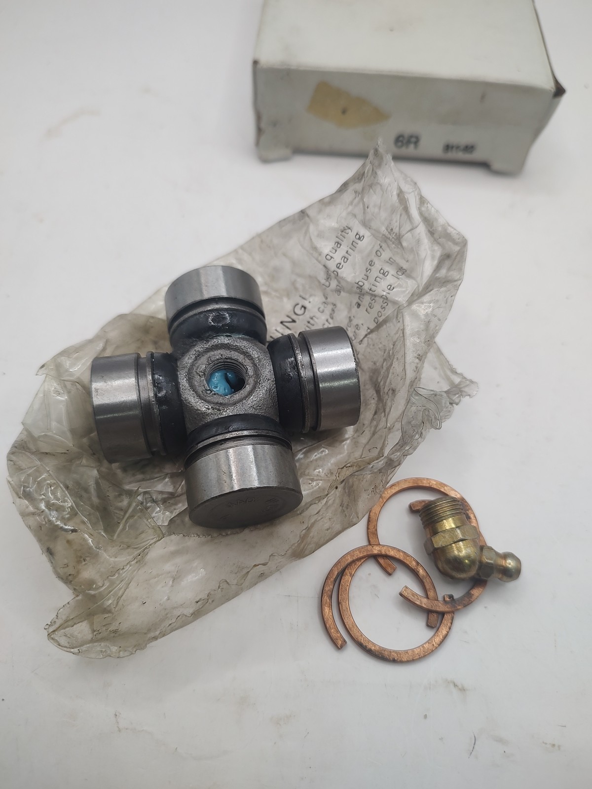 AG UNIVERSAL PTO SHAFT 6 SERIES 6R 2 5/16″-3 1/32″ CROSS & BEARING 200-0600 NOS