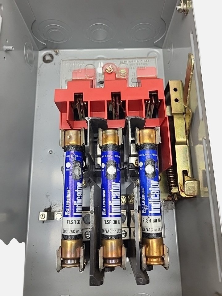 CUTLER HAMMER DH361FGK HEAVY DUTY SAFETY SWITCH 3 POLE, 30A W/ (3) FLSR30ID FUSE